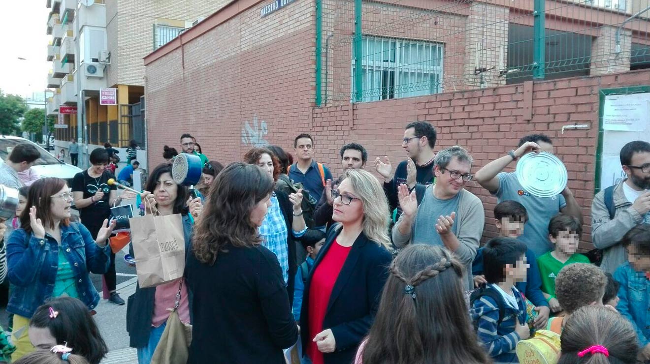 Eva Oliva (IU) en la concentración del colegio /IU