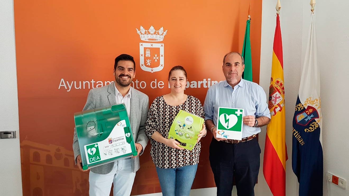 La alcaldesa de Espartinas felicita a los agentes /Ayto. Espartinas