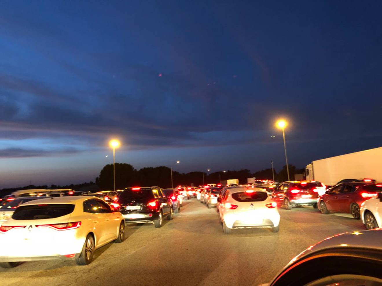 Atasco en la AP-4 a la altura de Las Cabezas /@jcarosalazar