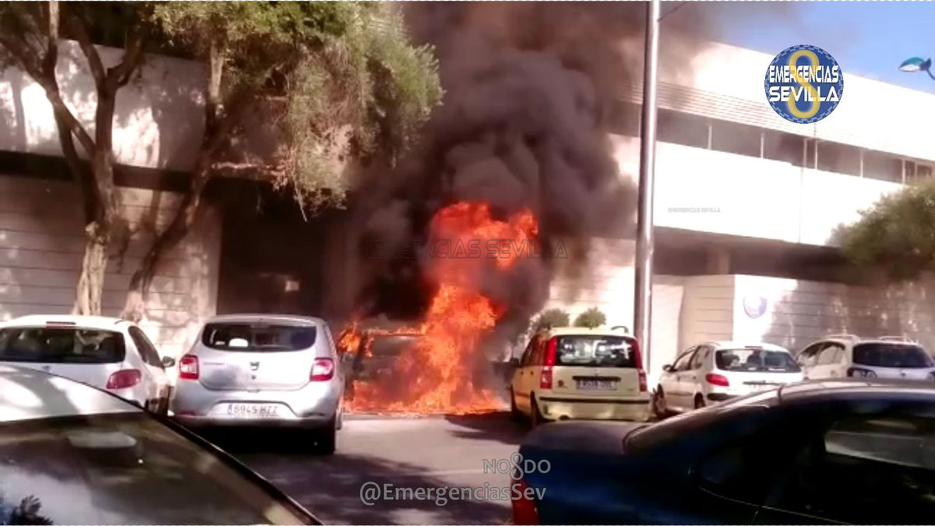 Coche calcinado en Cartuja / @EmergenciasSev