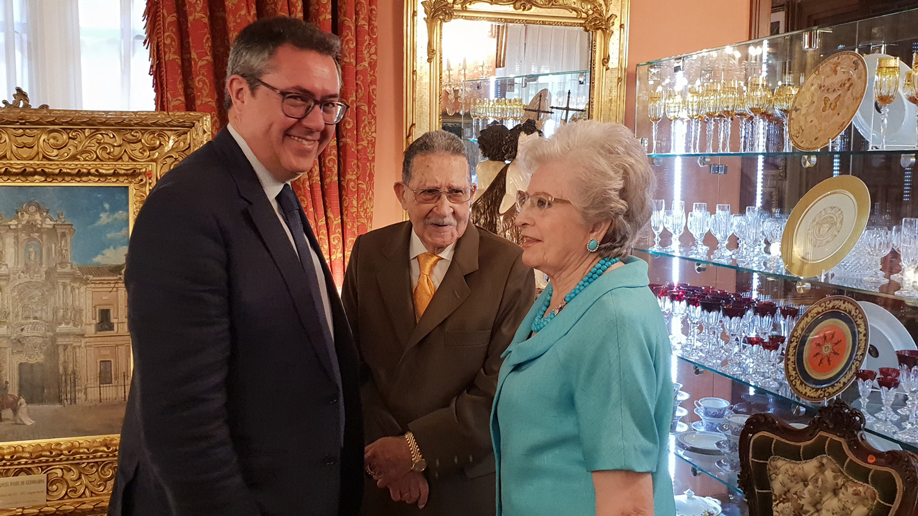 Espadas con el matrimonio Bellver en su casa antes deñ traslado de las obras /Ayto. Sevilla