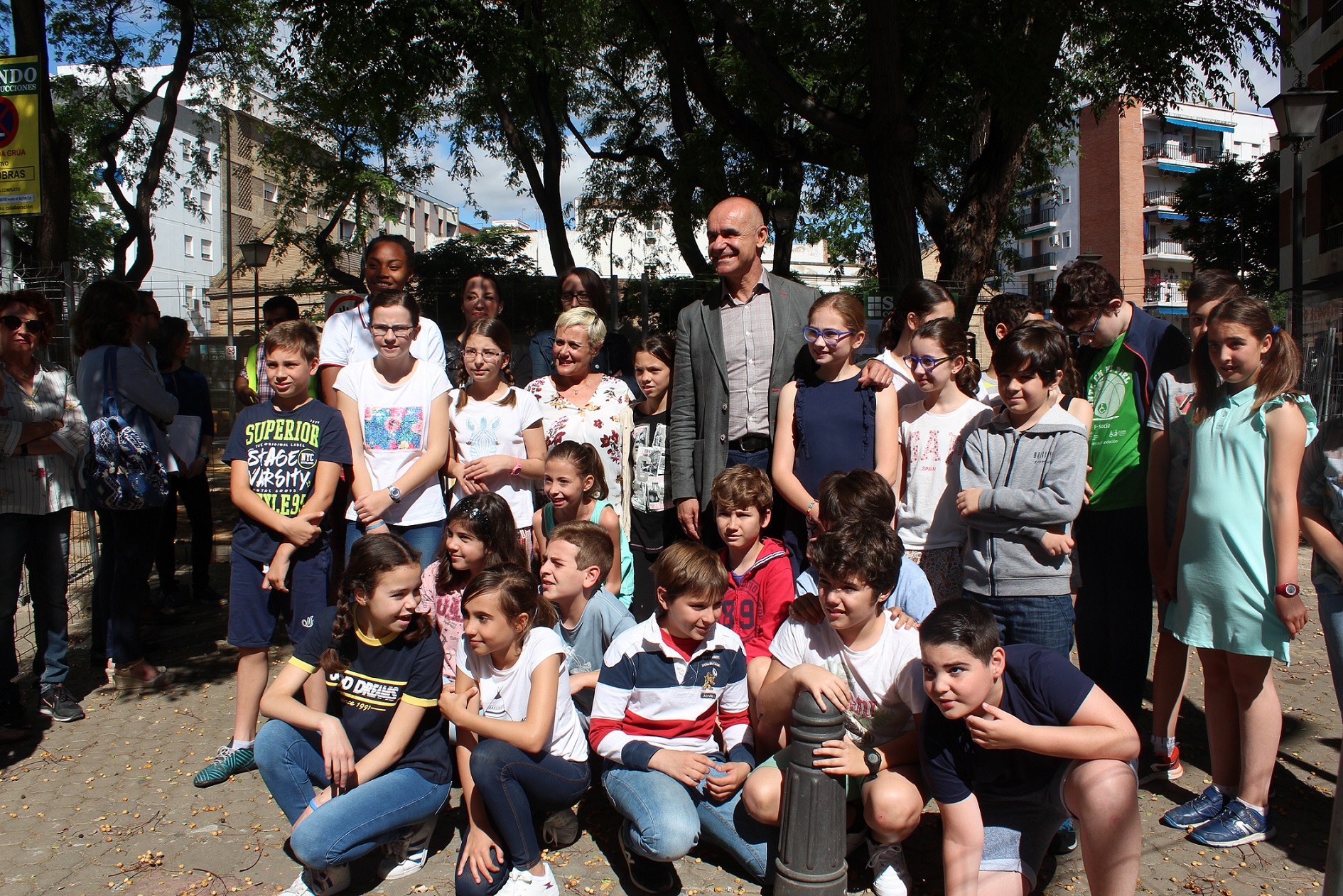 Vecinos en la Plaza Tívoli /Ayto.Sevilla