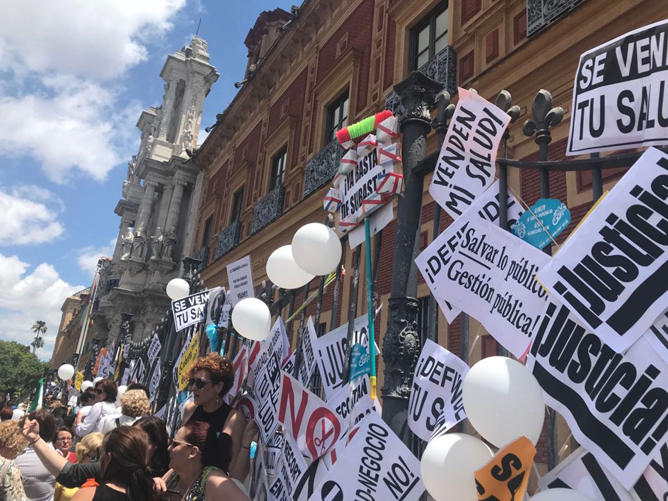 Pancartas demandando una sanidad pública digna en San Telmo / Beatriz González