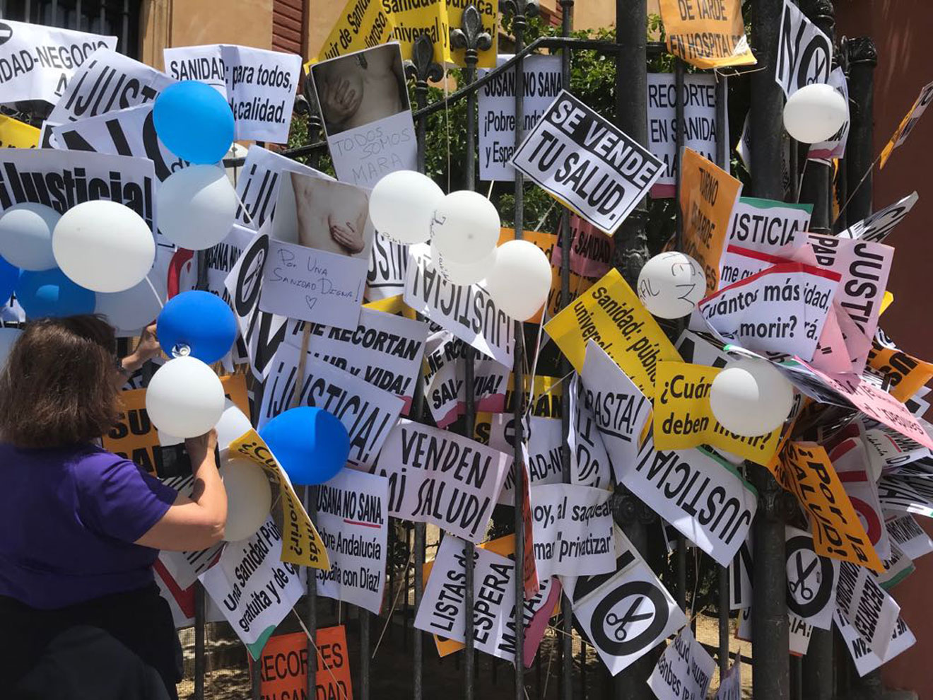 Carteles a las puertas de San Telmo /Beatriz González