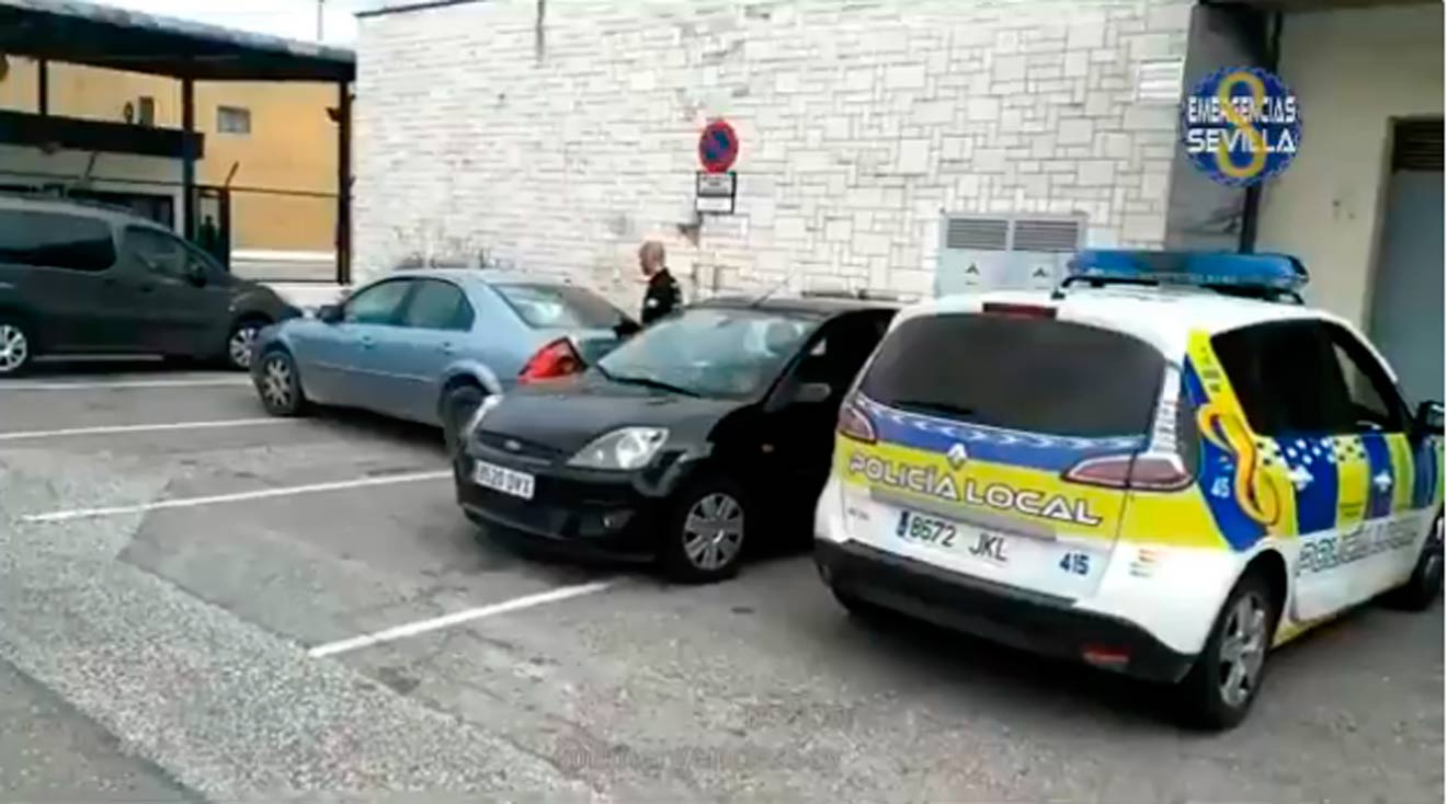 El coche sin la ITV /@EmergenciasSev