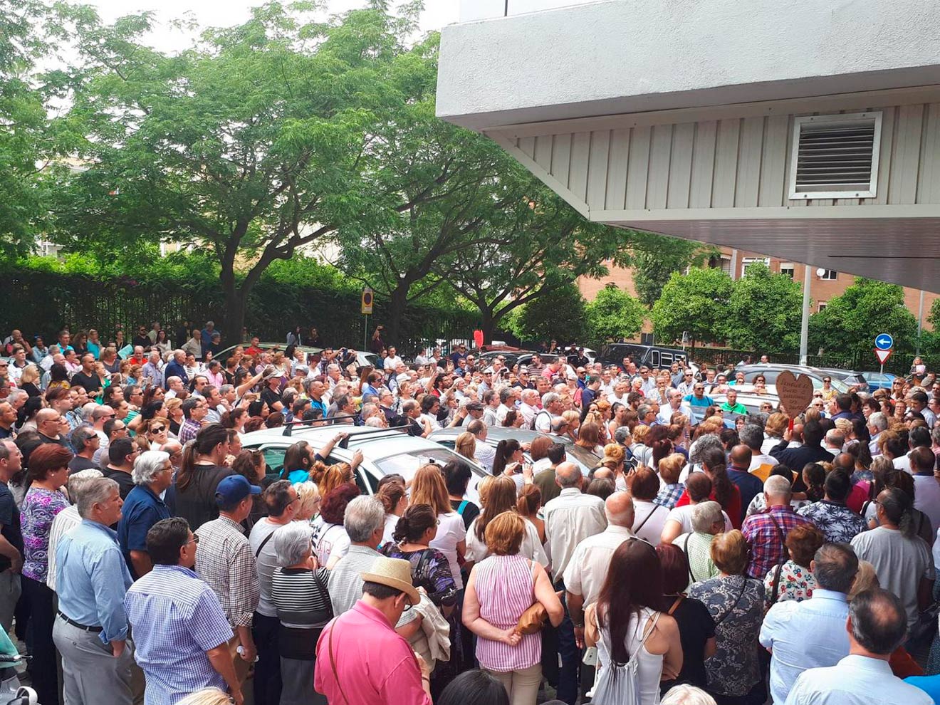 Concentración en Sevilla de afectados por Idental /Cedida