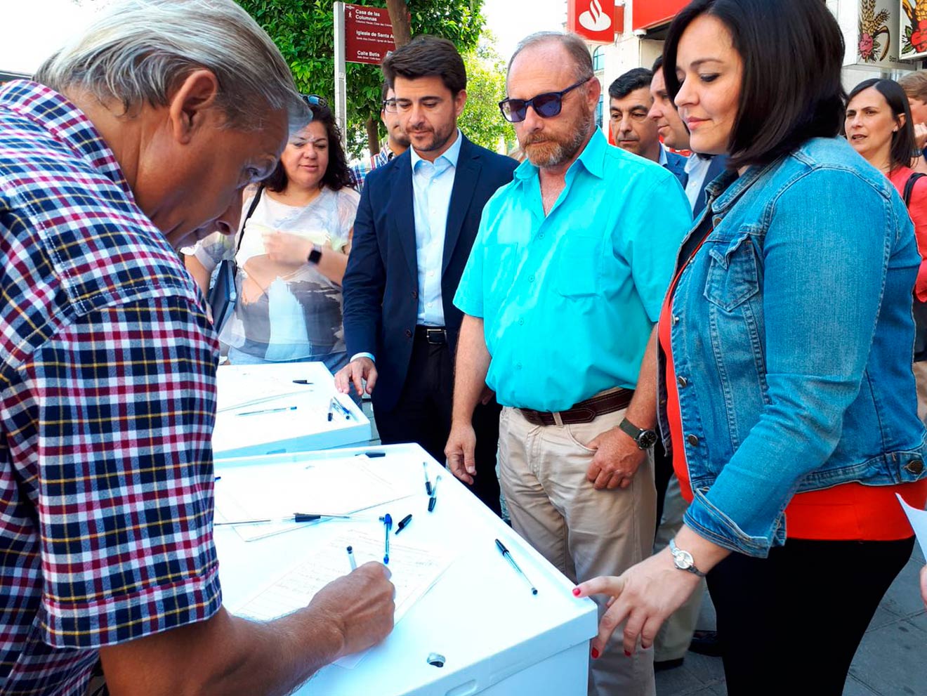 Antonio del Castillo en la recogida de firmas en Triana, junto con Virginia Pérez y Beltrán Pérez (PP) / @PPdeSevilla
