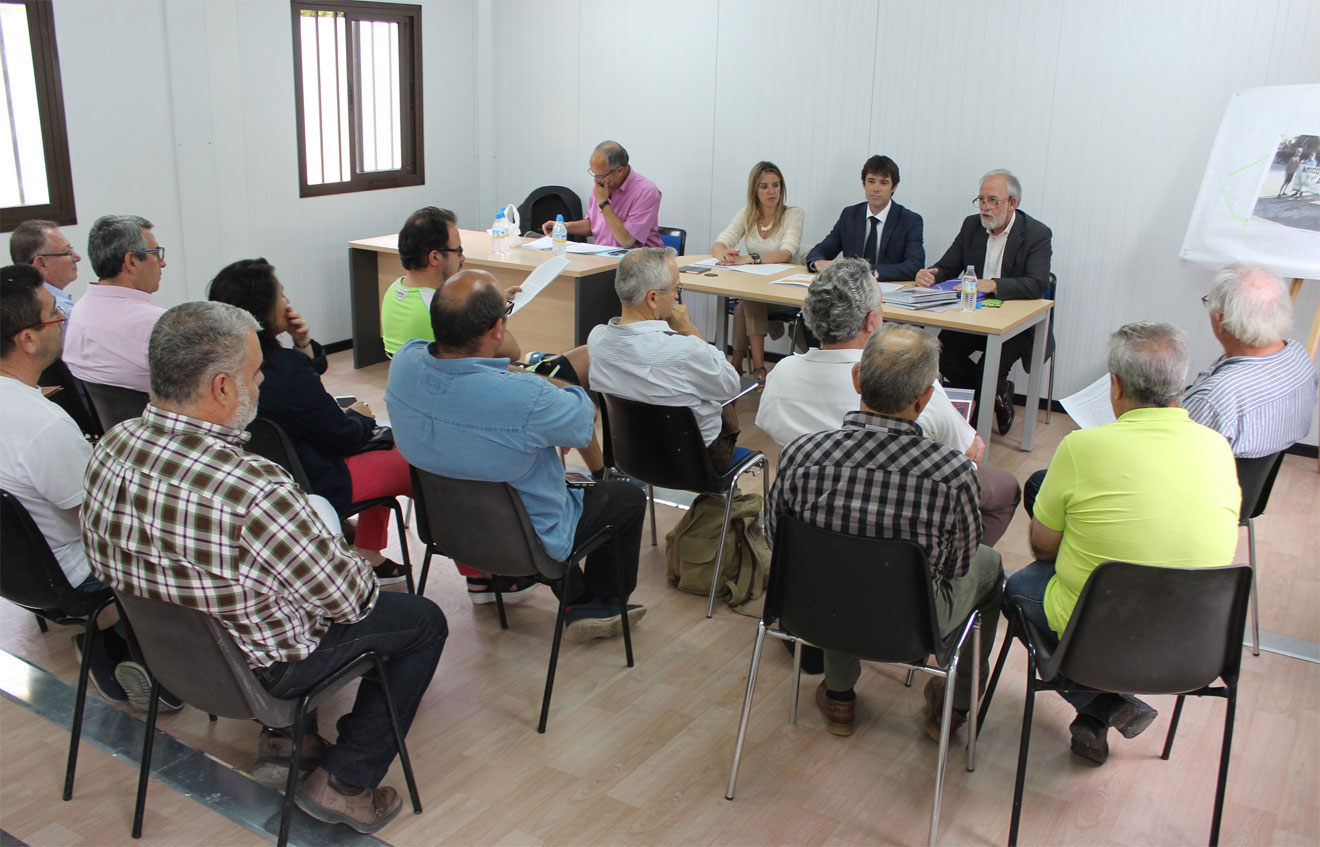 Reunión con vecinos del Parque Amate / Ayto. Sevilla