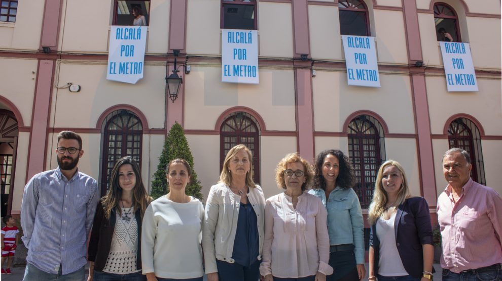 Protesta por el metro a las puertas del Consistorio de Alcalá /David Benítez