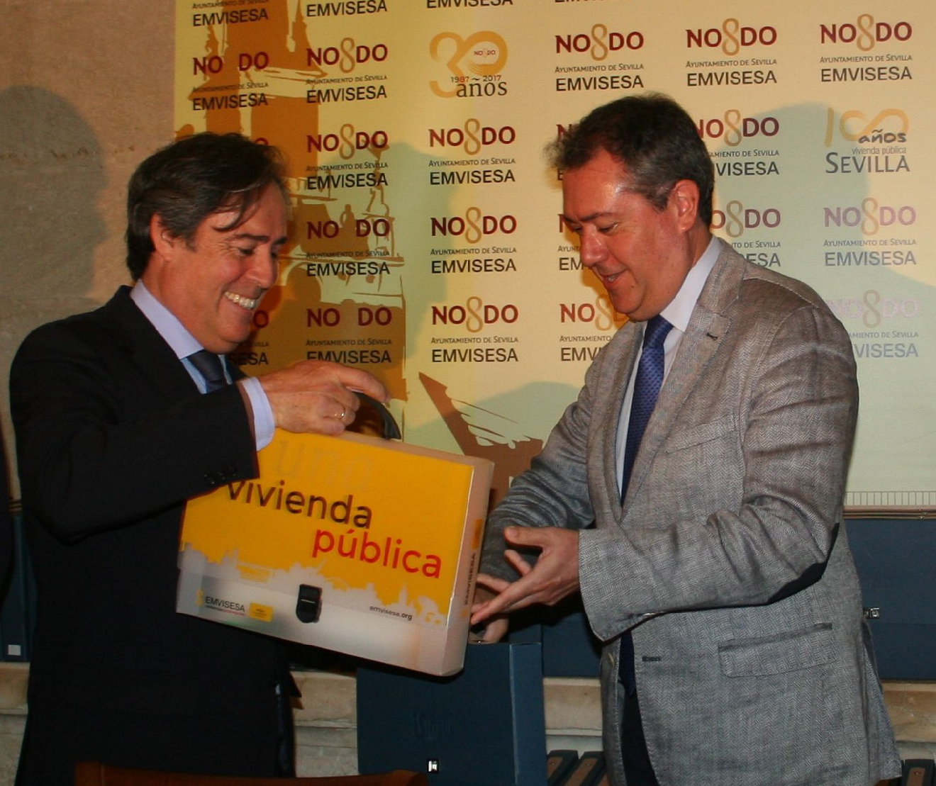 Firma de la permuta de la parcela de Ramón Carande /Ayto. Sevilla