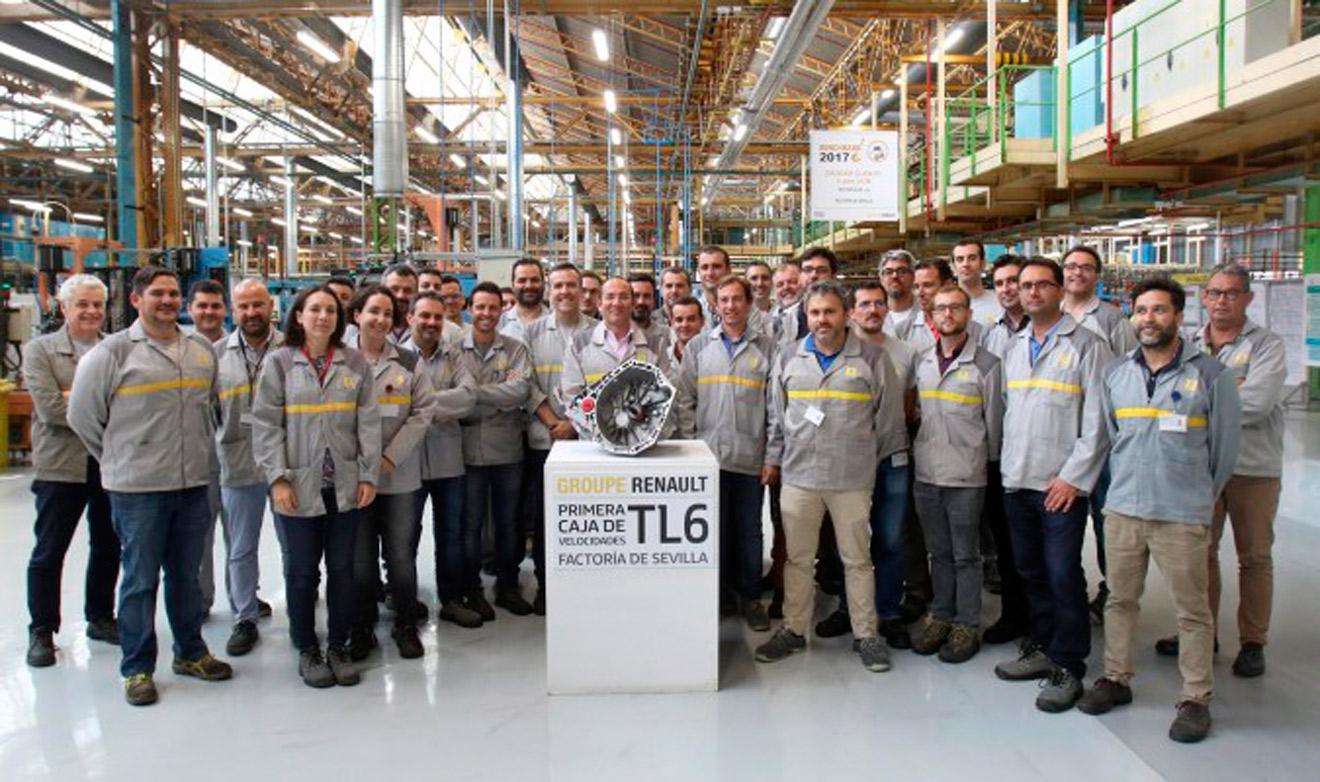 Trabajadores de Renault con la nueva caja de cambios que se está fabricando en la planta de Sevilla /RENAULT