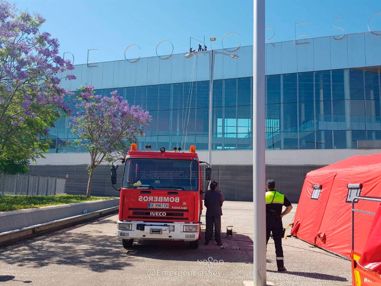 Simulacro de Bomberos en Fibes /@EmergenciasSev