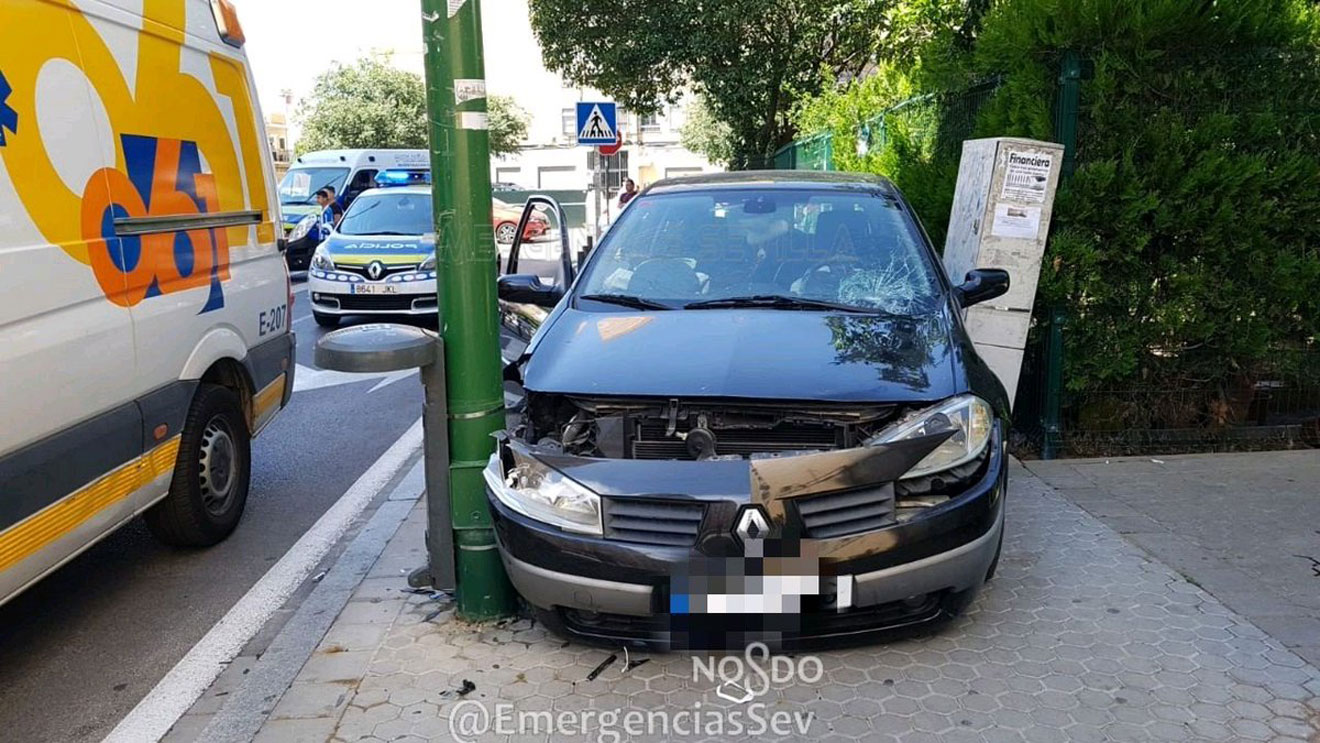 El coche que provocó el accidente /@EmergenciasSev
