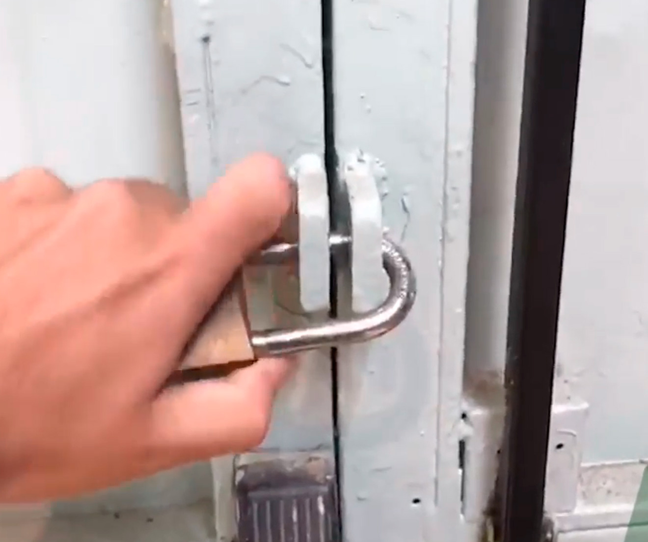 Candados en las salidas de emergencia /PSOE Los Palacios