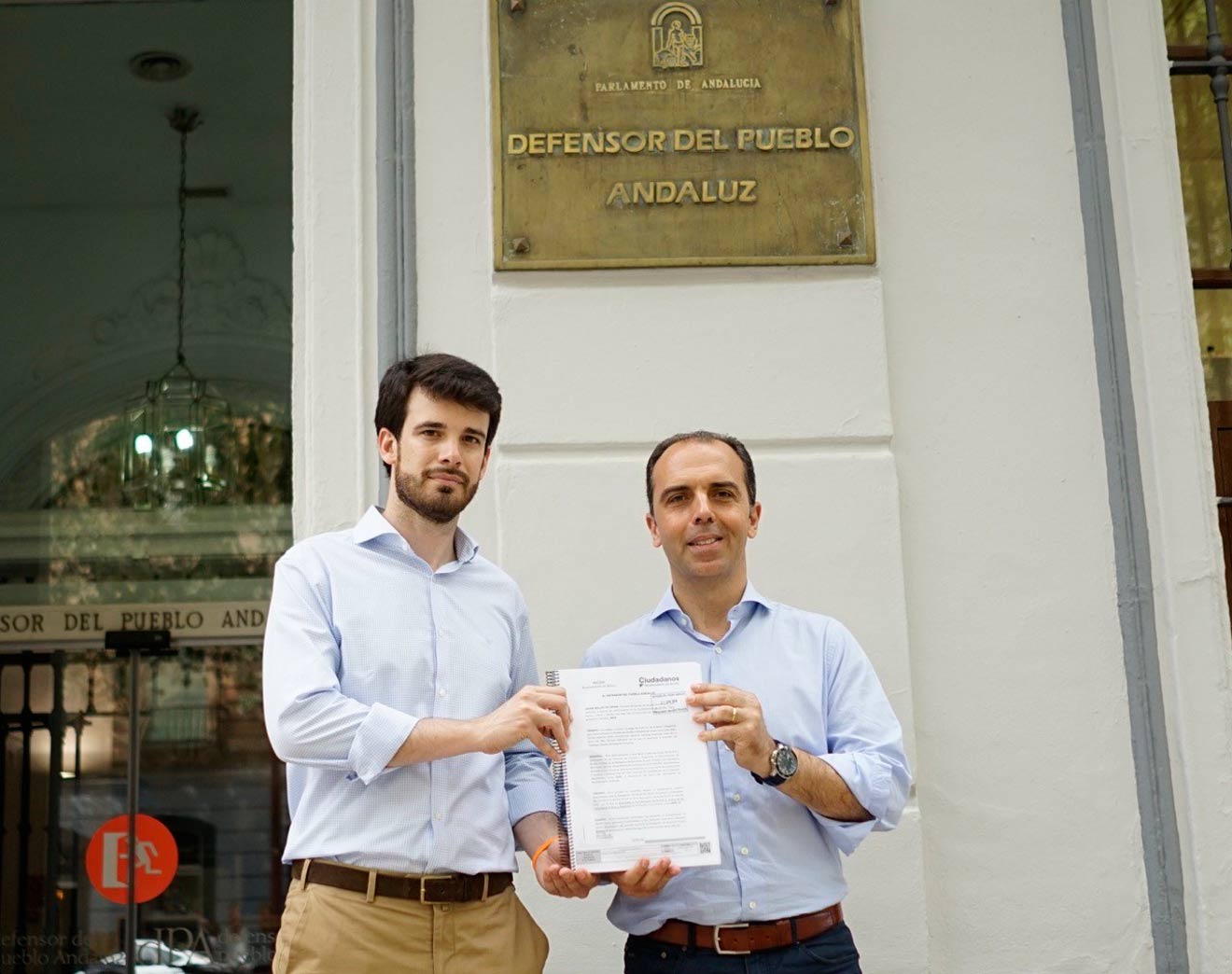 Millán y Moyano muestran la denuncia /Cs