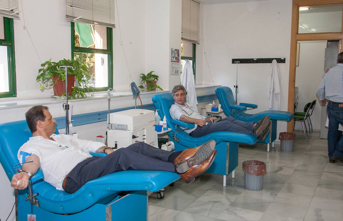 Directivos del Virgen del Rocío donando sangre /Hospital Virgen del Rocío