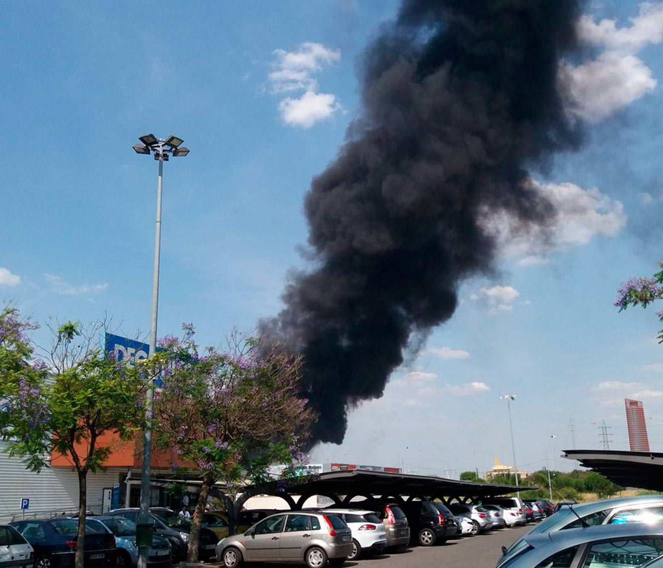 La espectacular columna de humo en la zona de Camas /@EmergenciasSev