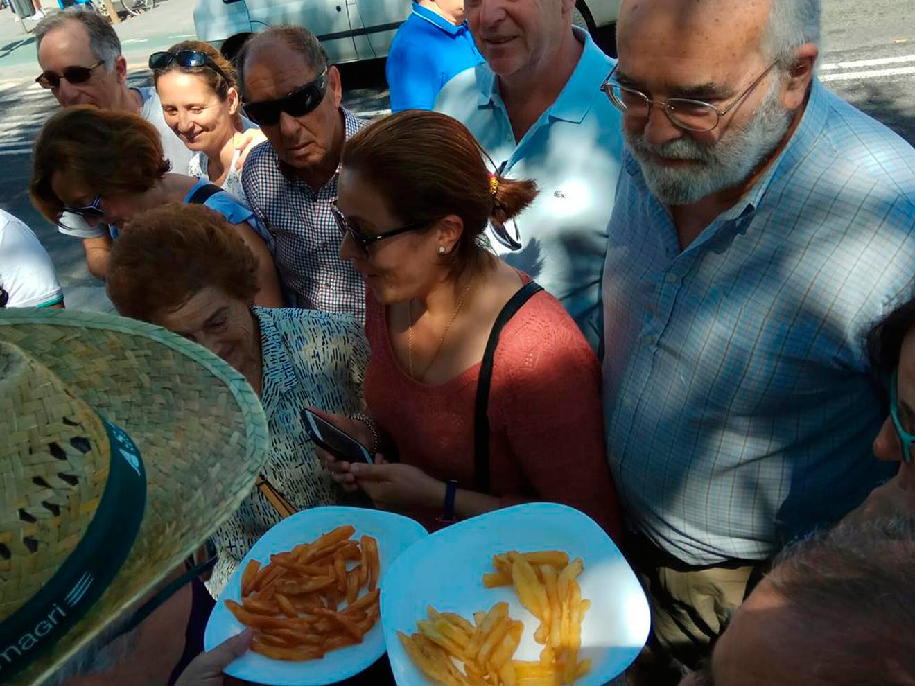 Reparto de patatas nuevas españolas en Triana /Asaja