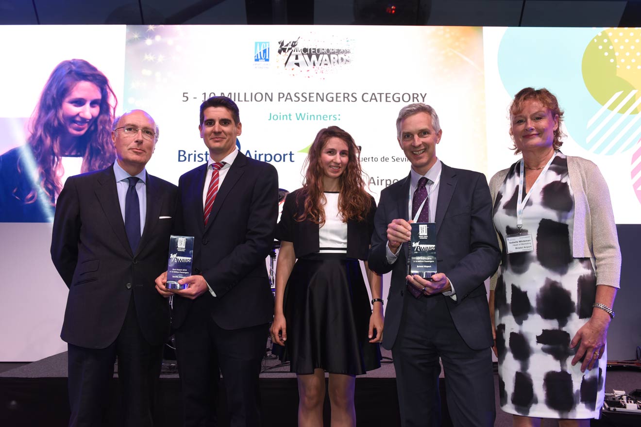 Miembros del aeropuerto reciben el premio /Aeropuerto de Sevilla