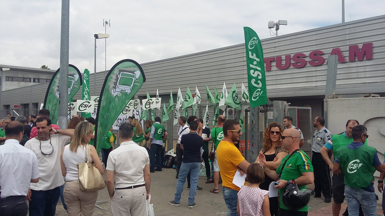 Concentración opositores a las puertas de la sede de Tussam /Participa