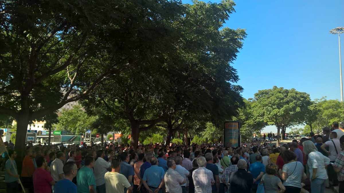 Asamblea de taxistas este lunes en Sevilla /@Alejandrosanmo