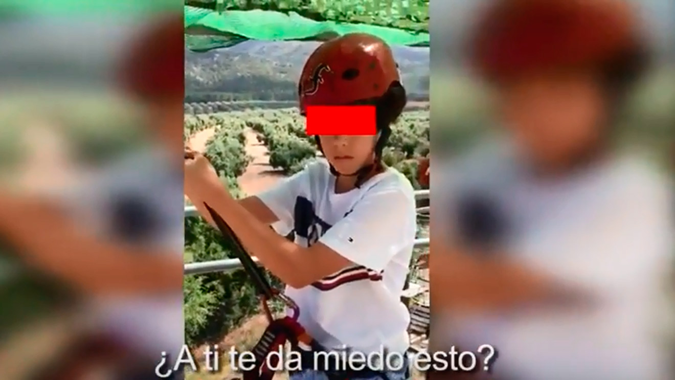 Niño atemorizado a punto de tirarse en tirolina /SA