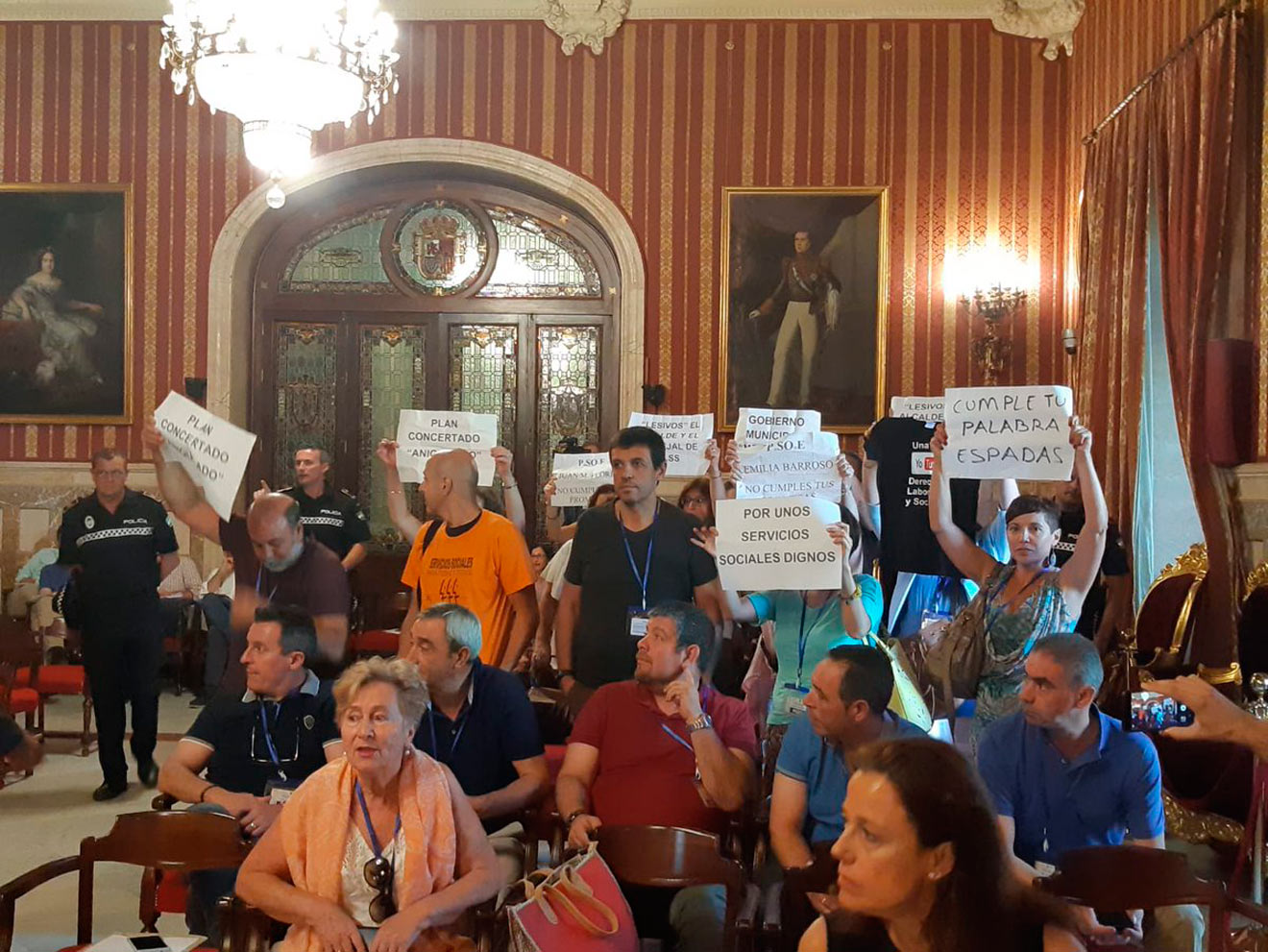 Trabajadores municipales desalojados del Pleno /@ParticipaSevilla