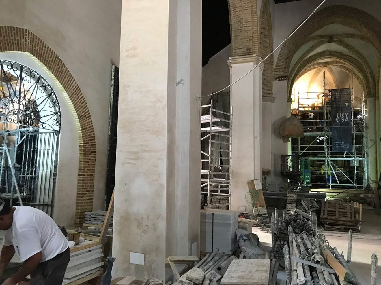 Trabajos de restauración en el interior de la iglesia de Santa Catalina / @JavierComasR