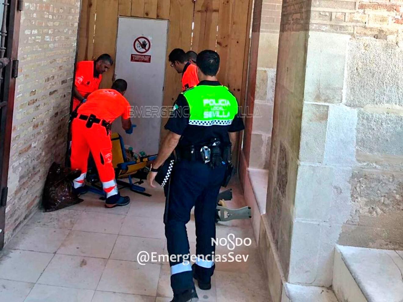 Efectivos sanitarios atienden al turista /@EmergenciasSev