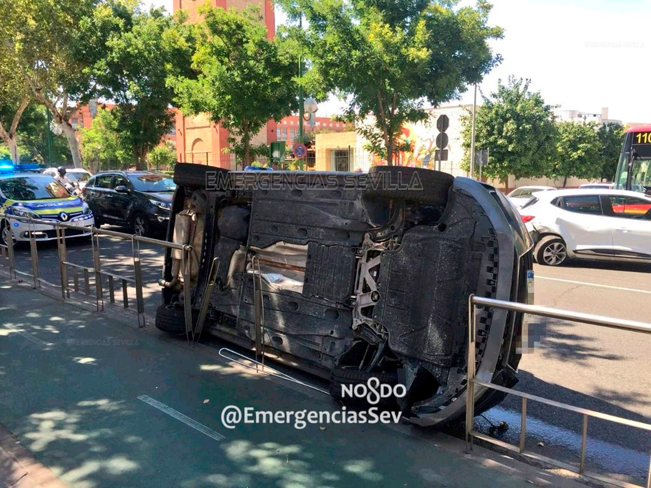 Coche volcado en la vía /@EmergenciasSev