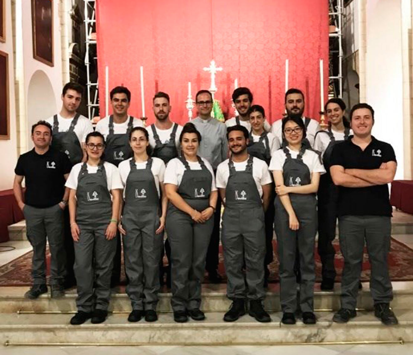 Grupo de estudiantes que han participado en la restauración del retablo /Archidiócesis