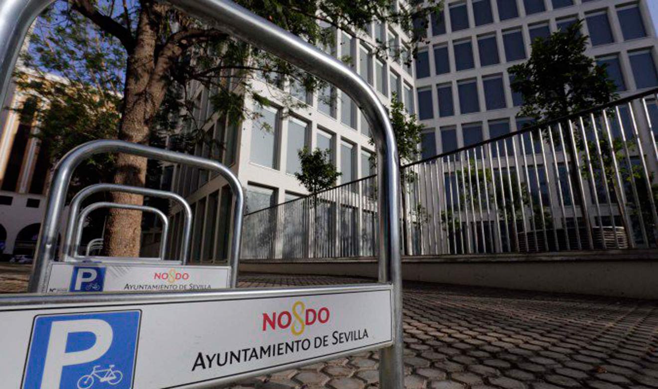 Bicicleteros junto a un edificio público /@rojosevillano