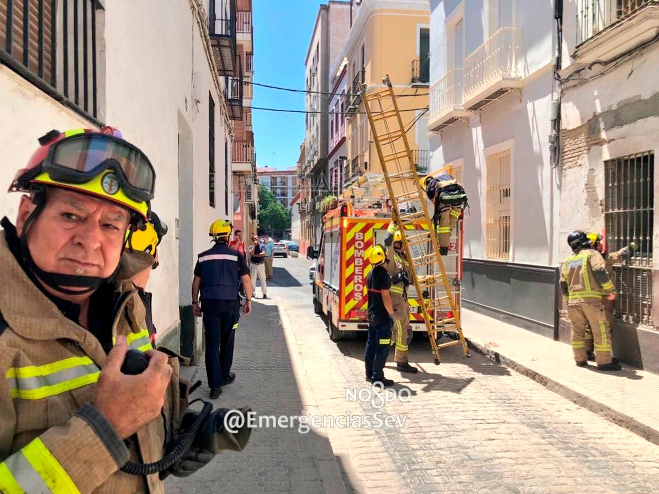 Actuación de Bomberos y Policía Local /@EmergenciasSev