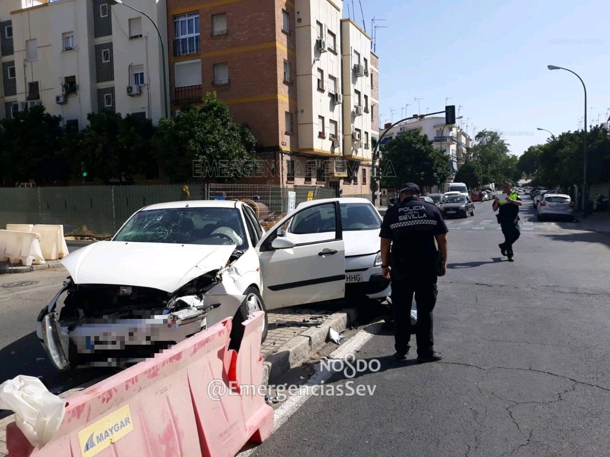 Colisión entre dos turismos en El Greco /@EmergenciasSev