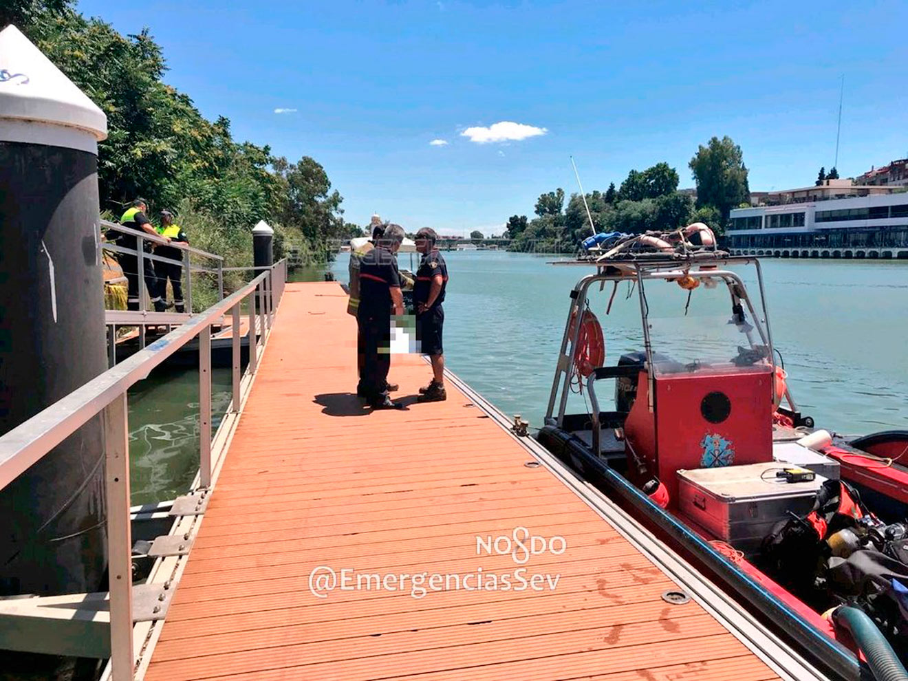 Bomberos trabajan en el rescate del cadáver /@EmergenciasSev