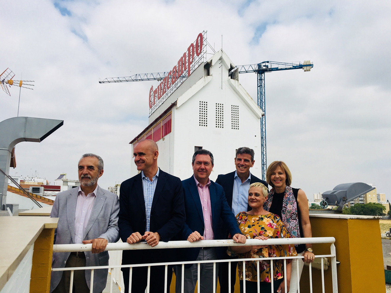 Foto de familia con el edificio Palomar de Cruzcampo al fondo /Ayto. Sevilla
