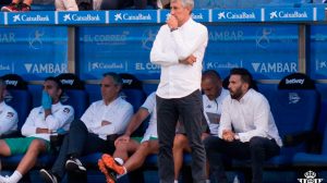 Quique Setién, junto al banquillo bético /Real Betis