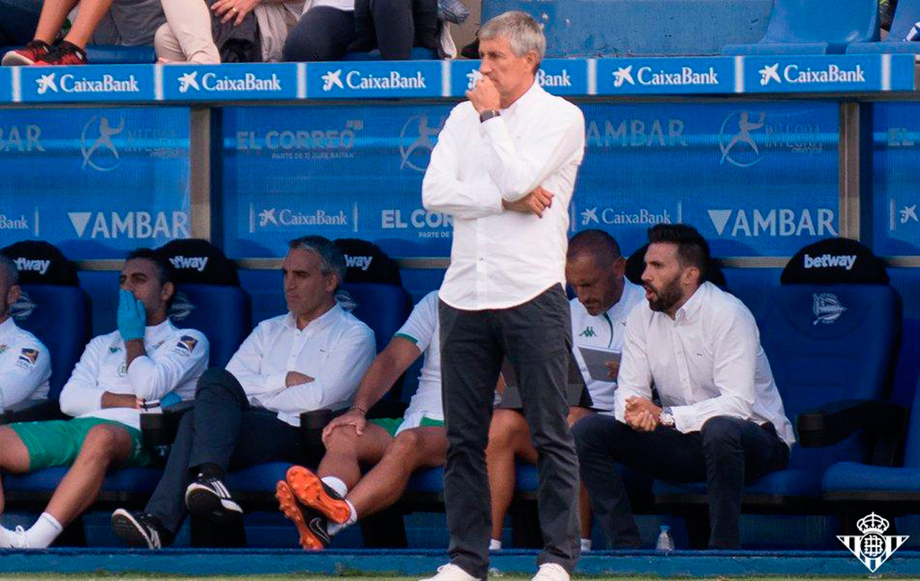 Quique Setién, junto al banquillo bético /Real Betis
