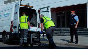 Los sanitarios retiran el cuerpo del hombre abatido en Cornellá /Cedida