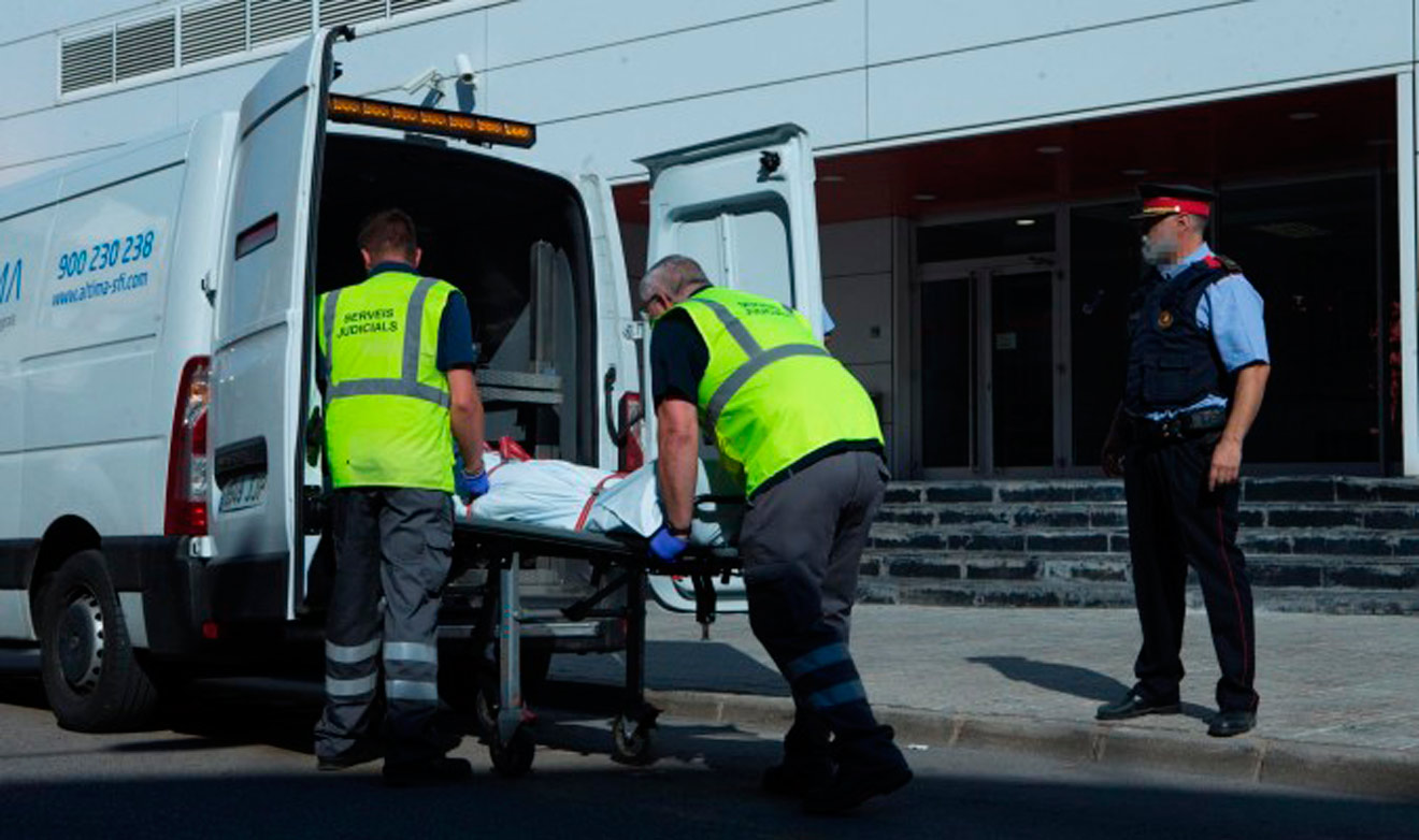 Los sanitarios retiran el cuerpo del hombre abatido en Cornellá /Cedida