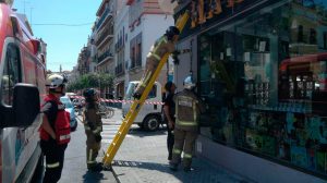 Los bomberos actúan ante el escape de gas /@EmergenciasSev
