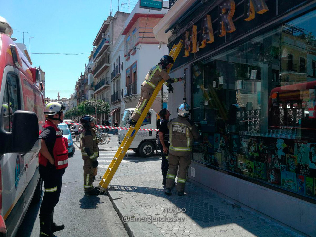 Los bomberos actúan ante el escape de gas /@EmergenciasSev