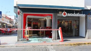 Estado en el que ha quedado la tienda tras el alunizaje /@DosHermanasDigital