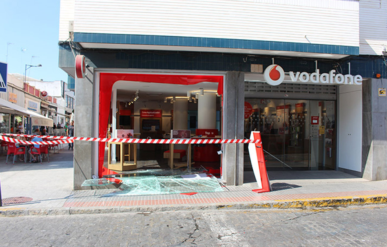 Estado en el que ha quedado la tienda tras el alunizaje /@DosHermanasDigital