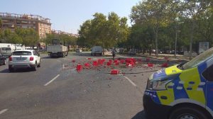 La carga de cerveza del camión tirara en el suelo /@EmergenciasSev