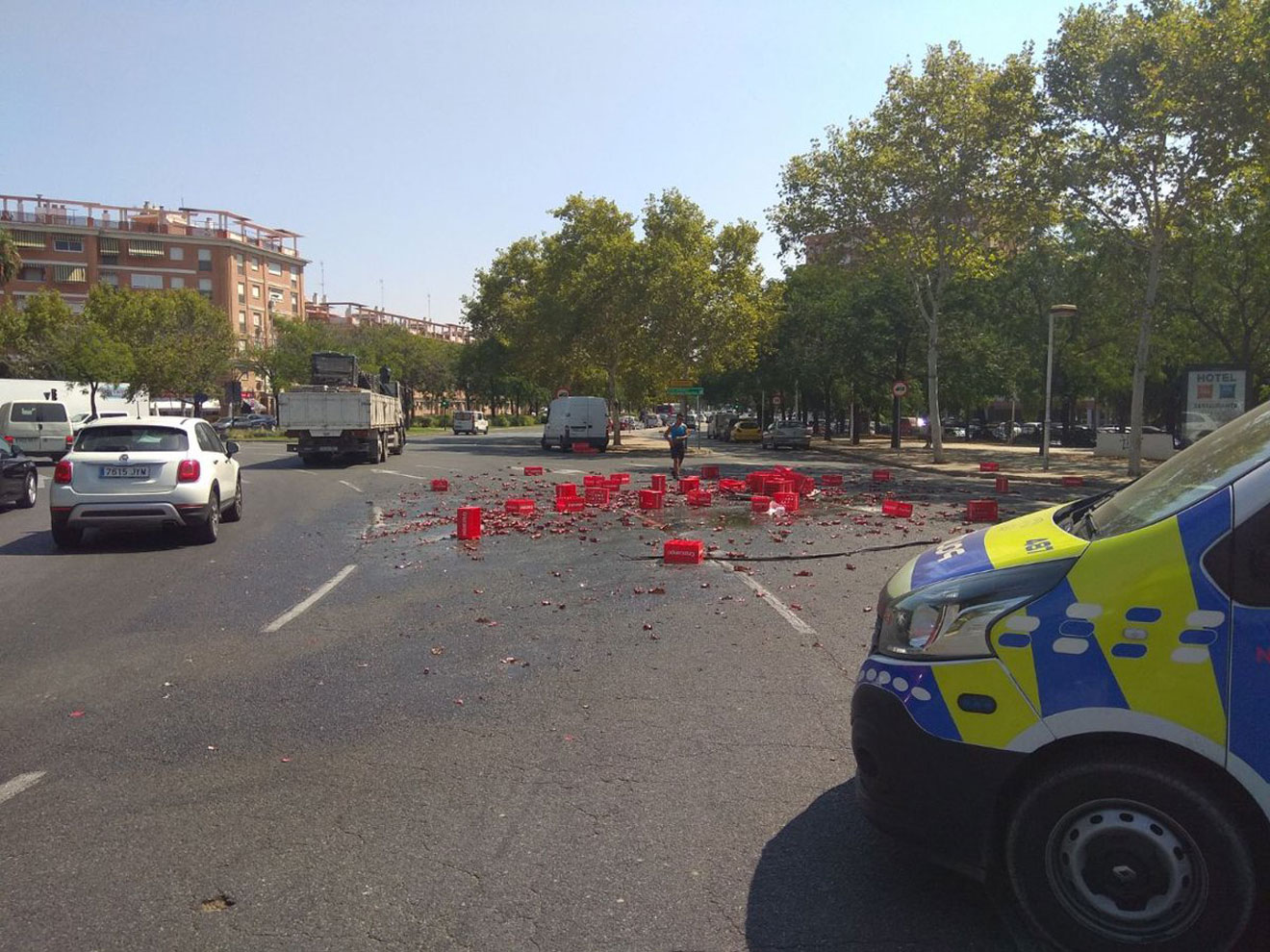 La carga de cerveza del camión tirara en el suelo /@EmergenciasSev