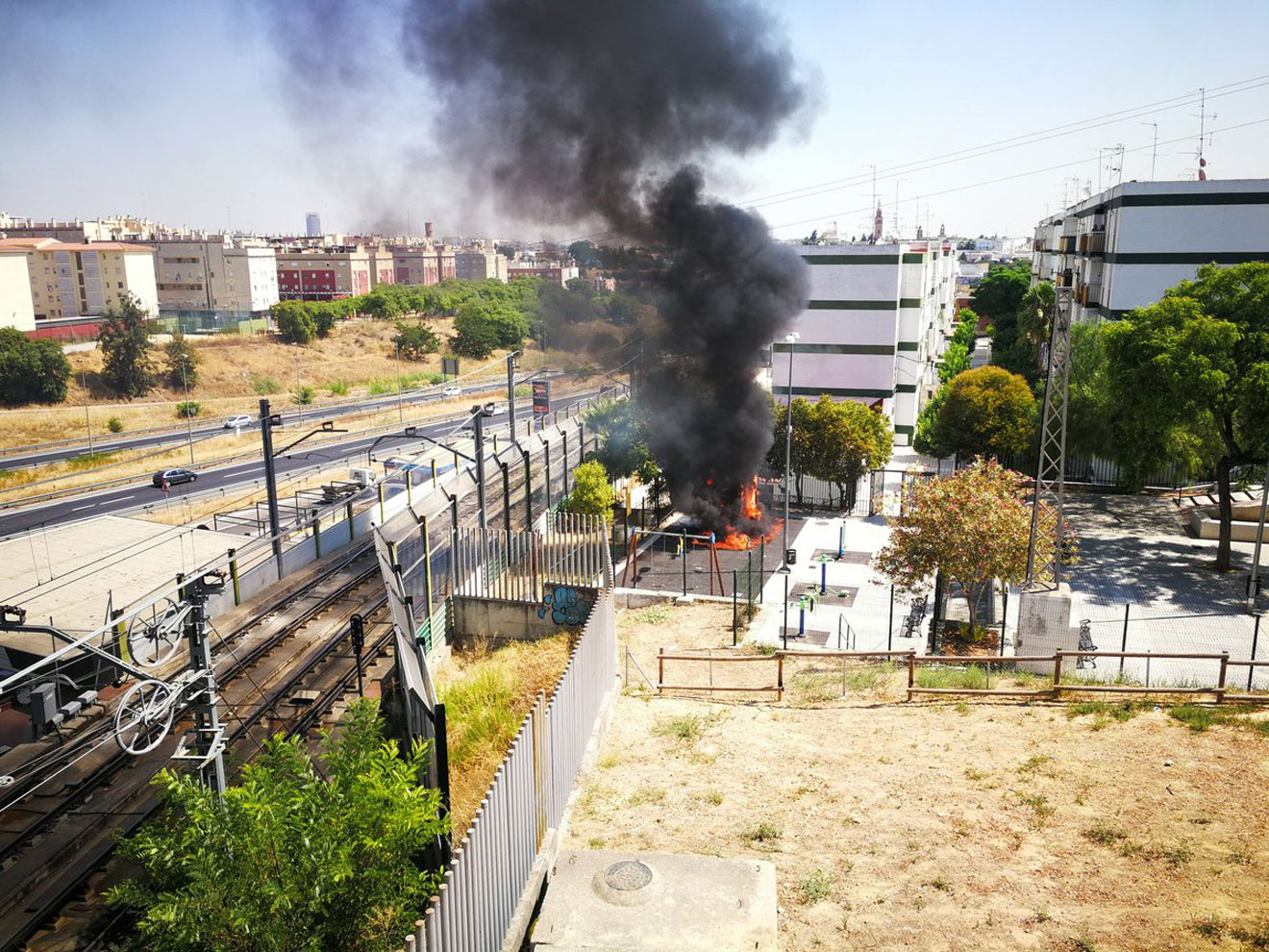 Fuego en un parque de San Juan de Aznalfarache /@plsanjuanazche