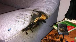 Sofá quemado tras la explosión del móvil /César Pardo