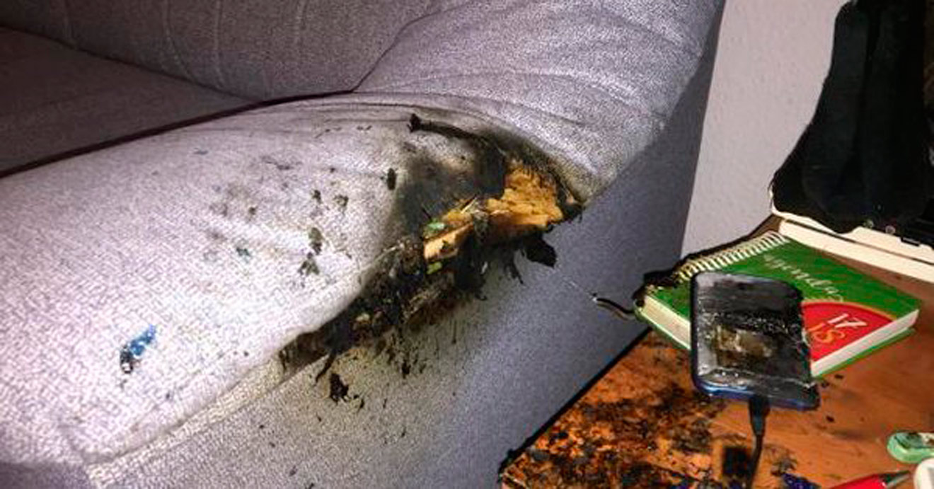 Sofá quemado tras la explosión del móvil /César Pardo