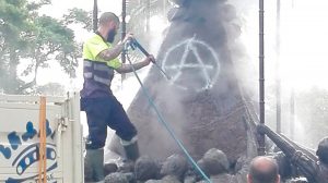 Los operarios limpian el monumento /@TramoCero